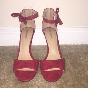 Red bowed heel